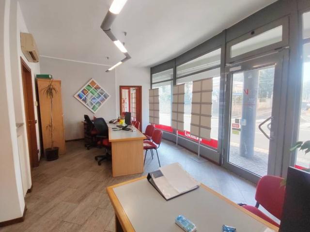 Locale Commerciale in affitto a Barlassina, Lombardia