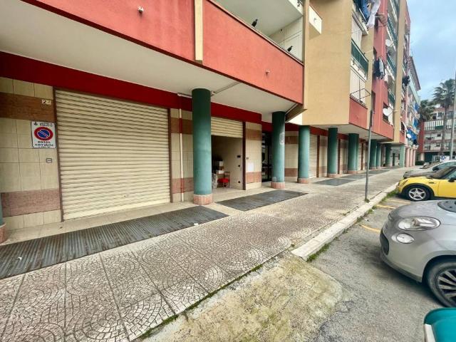 Locale Commerciale in affitto a Zona 167, Puglia
