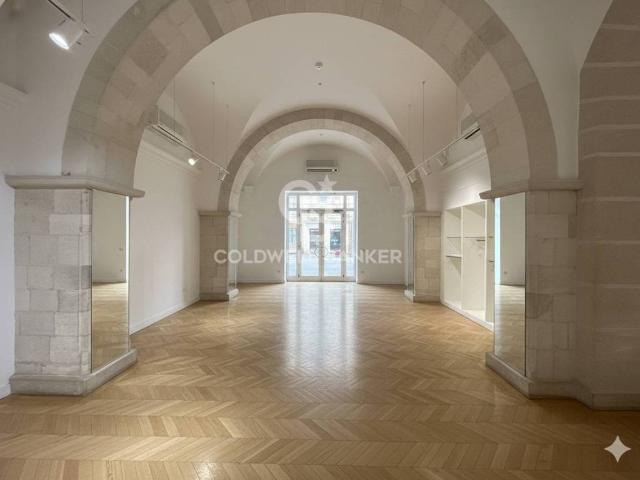 Locale Commerciale in affitto a Centro, Puglia