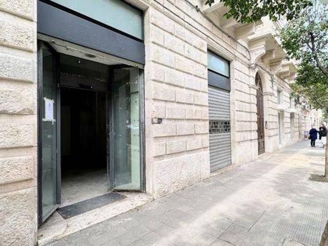 Locale Commerciale in affitto a Centro, Puglia