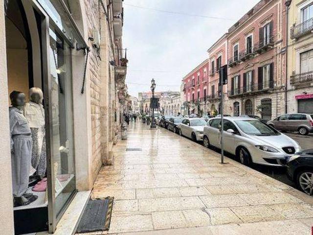 Locale Commerciale in affitto a Centro, Puglia