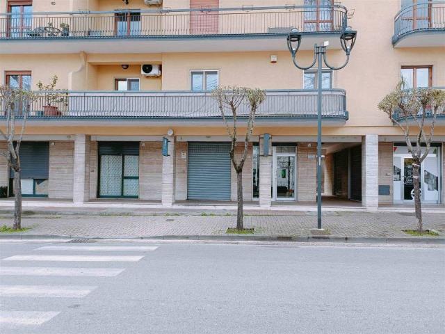 Locale Commerciale in affitto a Sava, Baronissi
