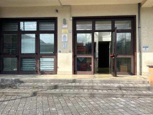 Locale Commerciale in affitto a Baronissi, Campania