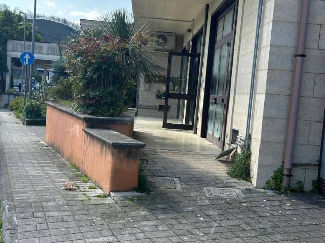 Locale Commerciale in affitto a Baronissi, Campania