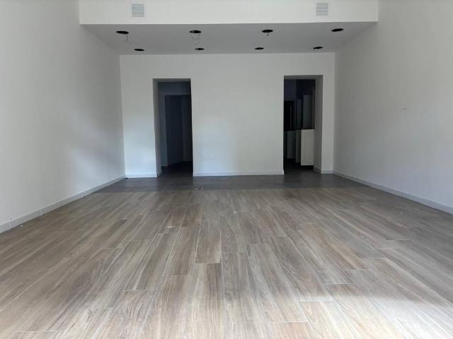 Locale Commerciale in affitto a Sava, Baronissi