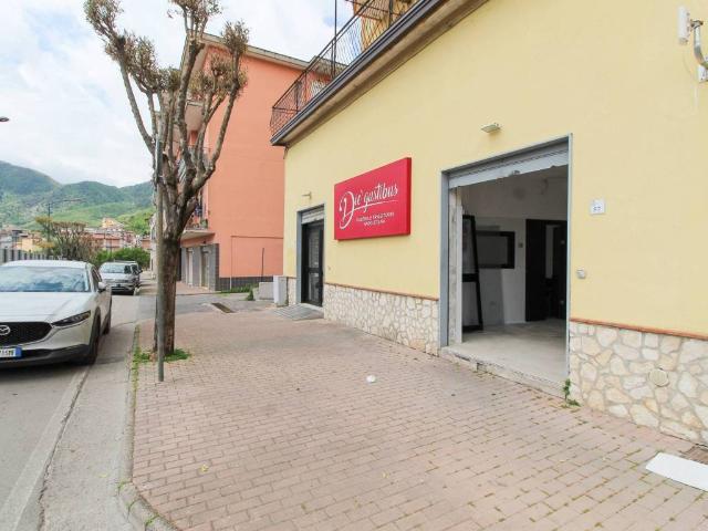Locale Commerciale in affitto a Sava, Baronissi
