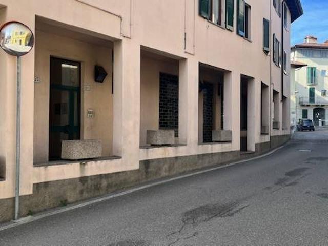 Locale Commerciale in affitto a Barzago, Lecco