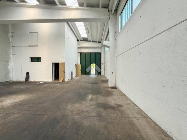 Locale Commerciale in affitto a Barzago, Lecco