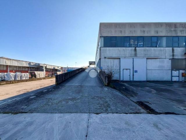 Locale Commerciale in affitto a Bassano Bresciano, Lombardia