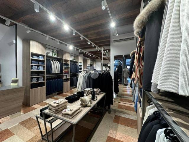 Locale Commerciale in affitto a Pilastroni, Bassano Del Grappa