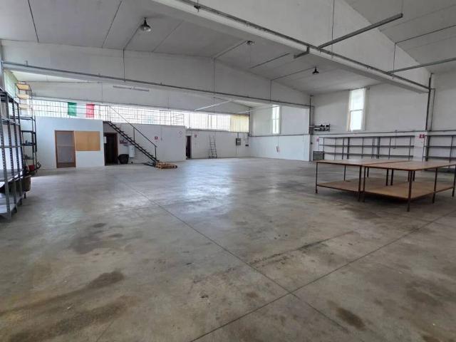 Locale Commerciale in affitto a Borgo Vittorio Veneto, Bassano Del Grappa