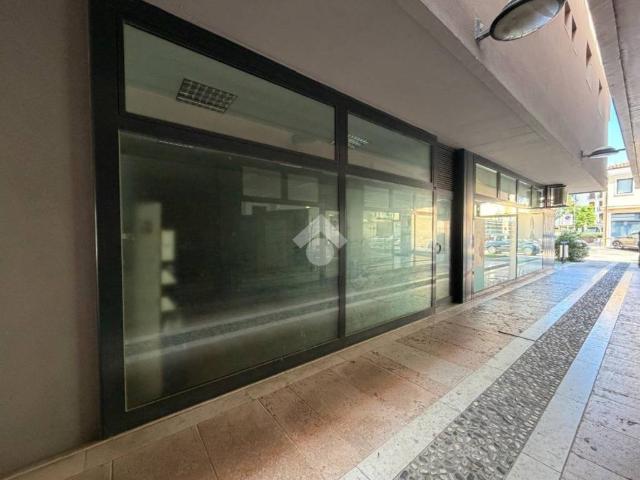 Locale Commerciale in affitto a Angarano, Bassano Del Grappa