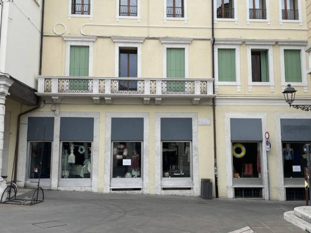 Locale Commerciale in affitto a Pilastroni, Bassano Del Grappa