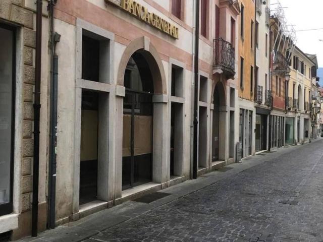 Locale Commerciale in affitto a Pilastroni, Bassano Del Grappa