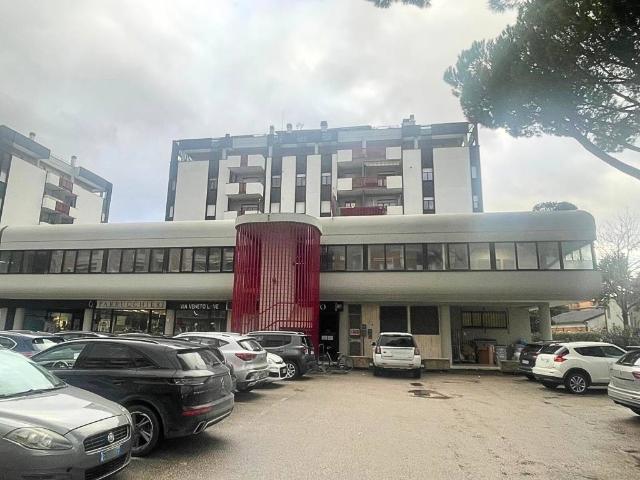 Locale Commerciale in affitto a Santa Lucia, Bastia Umbra