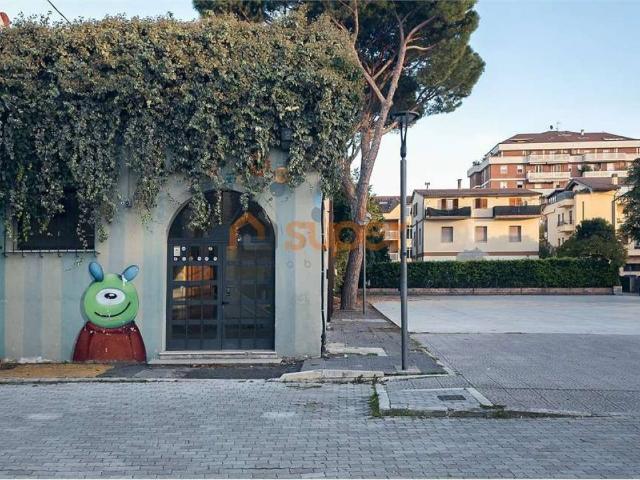 Locale Commerciale in affitto a Santa Lucia, Bastia Umbra