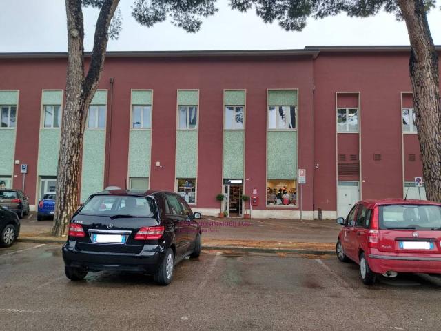 Locale Commerciale in affitto a Santa Lucia, Bastia Umbra
