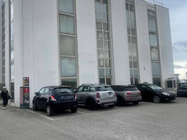 Locale Commerciale in affitto a San Lorenzo, Bastia Umbra
