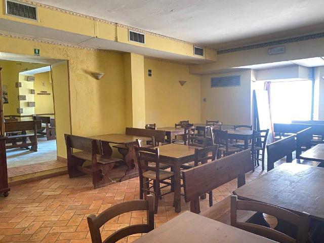Locale Commerciale in affitto a Bastiola, Bastia Umbra