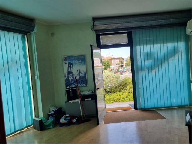 Locale Commerciale in affitto a San Lorenzo, Bastia Umbra