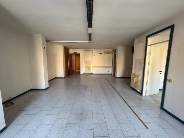 Locale Commerciale in affitto a Santa Lucia, Bastia Umbra