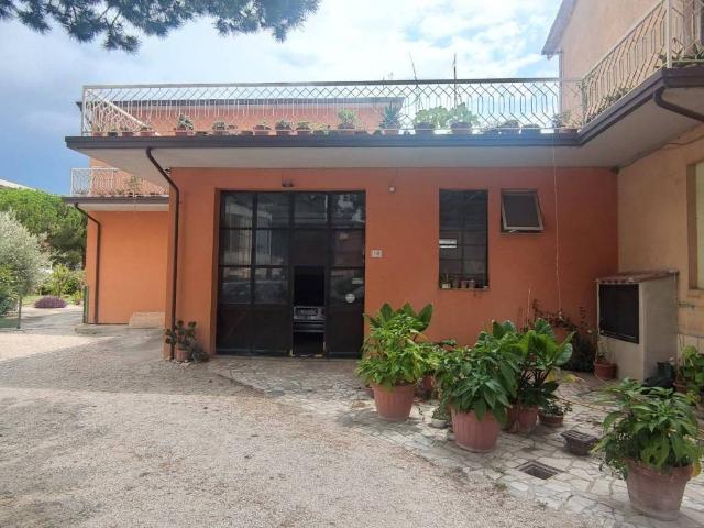 Locale Commerciale in affitto a Bastiola, Bastia Umbra