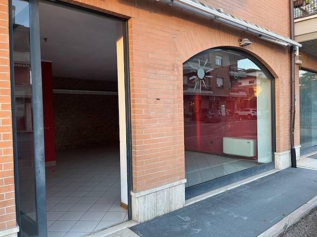 Locale Commerciale in affitto a Bastia Umbra, Perugia