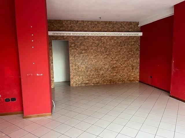 Locale Commerciale in affitto a Santa Lucia, Bastia Umbra