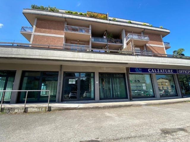 Locale Commerciale in affitto a Bastia Umbra, Umbria