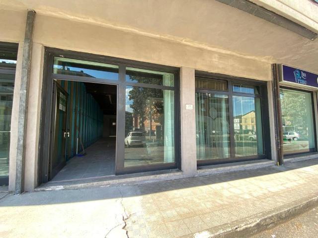 Locale Commerciale in affitto a Bastia Umbra, Umbria