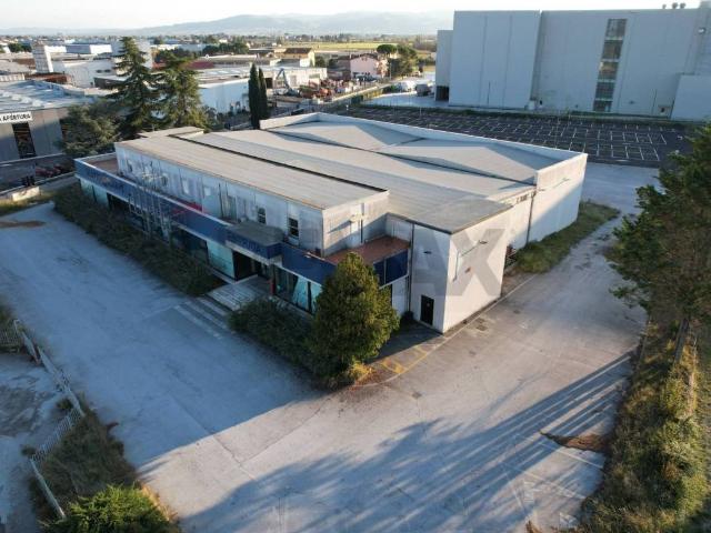 Locale Commerciale in affitto a Cipresso, Bastia Umbra