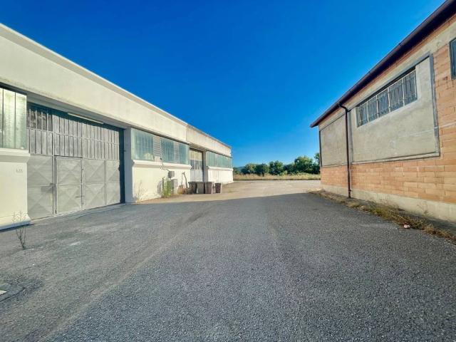 Locale Commerciale in affitto a San Lorenzo, Bastia Umbra