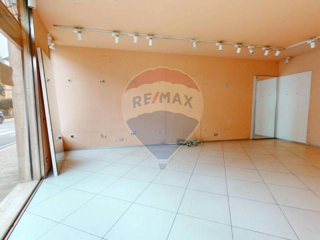 Locale Commerciale in affitto a Santa Lucia, Bastia Umbra