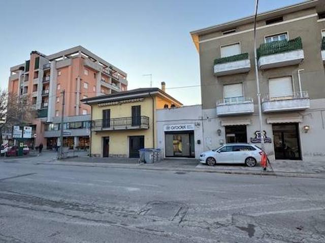 Locale Commerciale in affitto a Bastiola, Bastia Umbra