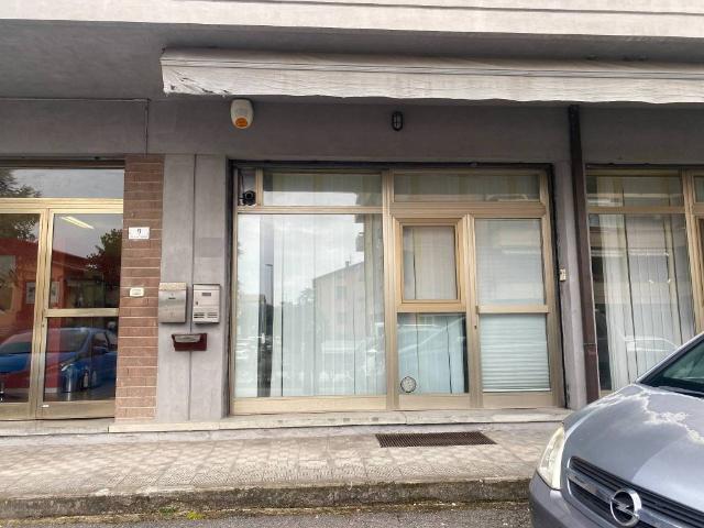 Locale Commerciale in affitto a Bastia Umbra, Perugia
