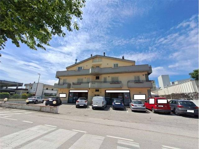 Locale Commerciale in affitto a San Lorenzo, Bastia Umbra
