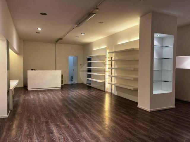 Locale Commerciale in affitto a Santa Lucia, Bastia Umbra