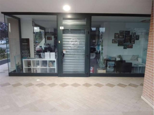 Locale Commerciale in affitto a Santa Lucia, Bastia Umbra