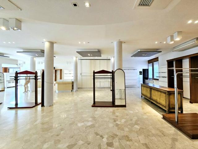 Locale Commerciale in affitto a Battaglia Terme