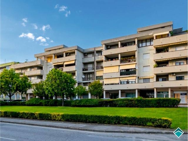 Locale Commerciale in affitto a Olevano Sul Tusciano, Campania