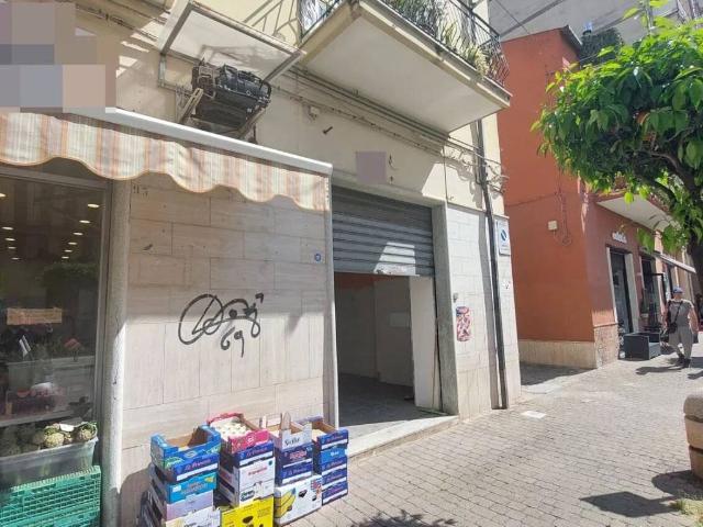 Locale Commerciale in affitto a Rione Sant'Anna, Olevano Sul Tusciano