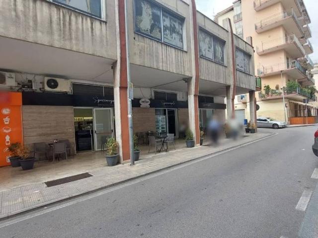 Locale Commerciale in affitto a Olevano Sul Tusciano, Campania