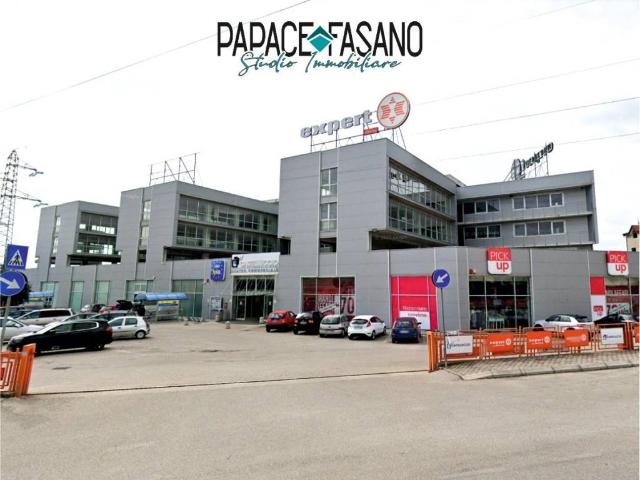 Locale Commerciale in affitto a Olevano Sul Tusciano, Campania