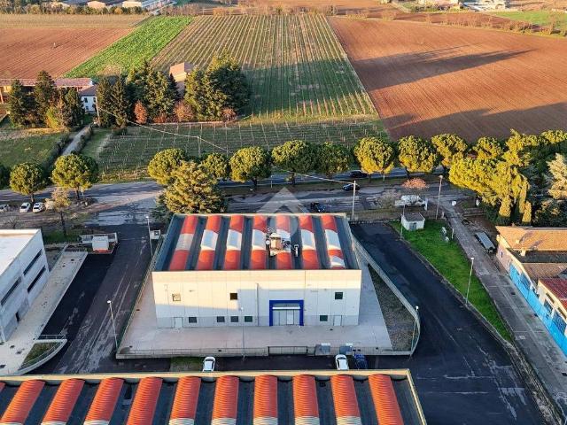 Locale Commerciale in affitto a Bedizzole, Lombardia