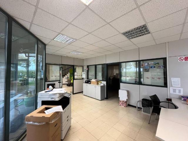 Locale Commerciale in affitto a Bedizzole, Lombardia