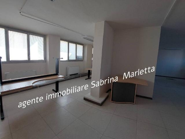 Locale Commerciale in affitto a Fornaci, Piemonte