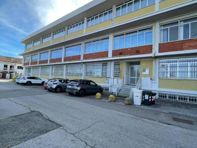 Locale Commerciale in affitto a Fornaci, Piemonte