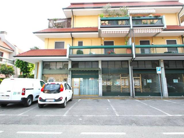 Locale Commerciale in affitto a Bellinzago Lombardo, Lombardia