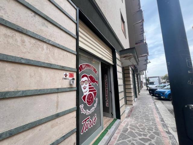Locale Commerciale in affitto a Bellizzi, Campania