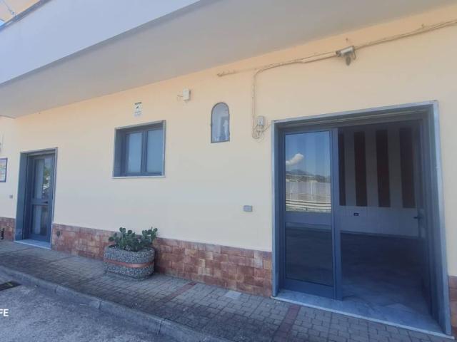 Locale Commerciale in affitto a Bellizzi, Campania